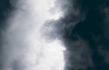 Tehlikeli hava duvar kağıdı. Dramatik kara bulutlar arka planı. Gökyüzünde fırtına bulutu. Sonbahar sezonu arkaplanı