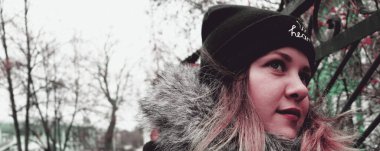 Uzağa bakan güzel bir kadın. Kadınların doğa geçmişi.