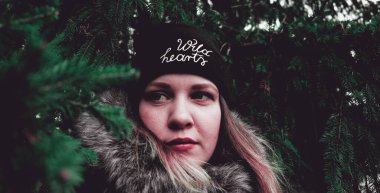 Uzağa bakan güzel bir kadın. Kadınların doğa geçmişi.