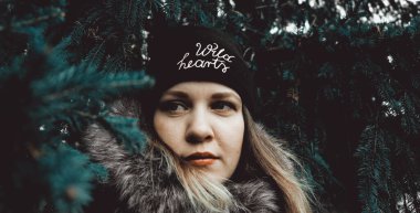 Uzağa bakan güzel bir kadın. Kadınların doğa geçmişi.