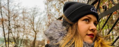 Uzağa bakan güzel bir kadın. Kadınların doğa geçmişi.