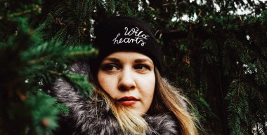 Uzağa bakan güzel bir kadın. Kadınların doğa geçmişi.