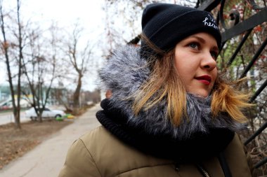 Uzağa bakan güzel bir kadın. Kadınların doğa geçmişi.