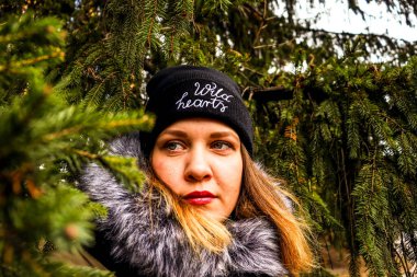 Uzağa bakan güzel bir kadın. Kadınların doğa geçmişi.