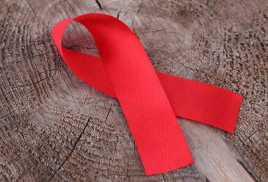 Eski ahşap yüzeydeki kırmızı kurdele.