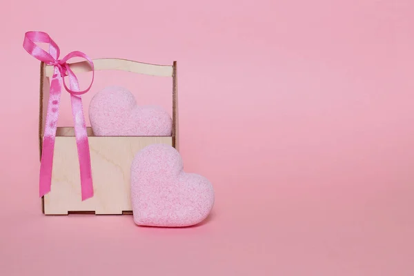 两个粉色的心脏和一个木制盒子在粉红色的背景与复制空间 — 图库照片