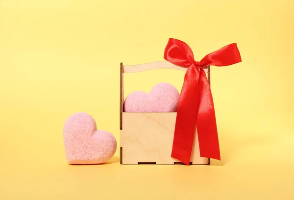两个粉红的心和黄色表面有红丝带的木盒 — 图库照片