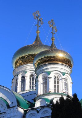 Güneşli yaz gününde Ortodoks Kilisesi 'nin altın kubbeleri. Dikey fotoğraf.