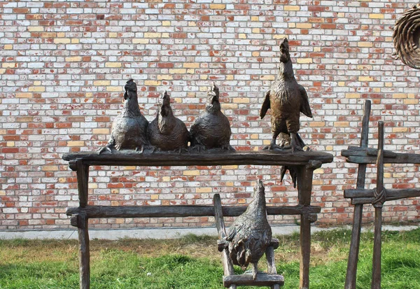 Kazan, Rusya, 09.05.2020 Bronz tavuk figürleri ve tünekte bir horoz. Turist eğlencesi.
