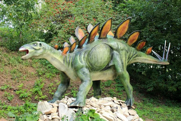 Figura Dinossauro Stegosaurus Parque Verão — Fotografia de Stock