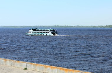 Gemi sıcak bir yaz gününde nehir boyunca yol alır.