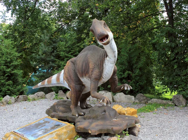 Kirov, Rusya, 08.01.2021 Dino Parkı 'ndaki parasaurolophus' un yakın plan figürü.