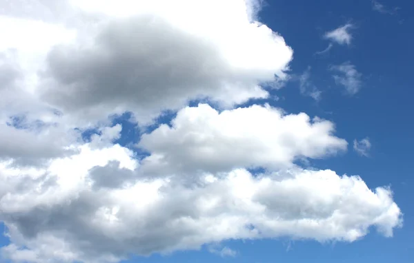 Yazın beyaz bulutlu mavi gökyüzü