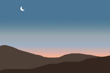 Alacakaranlıkta dağ manzarası. Akşamları gökyüzü yıldızlarla dolu.