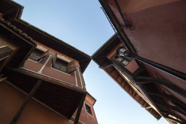 Eski Şehir Mimarlık Serisi. Muhteşem Diriliş Evlerine bakıyorum. Dokunaklı. Filibe, Bulgaristan.