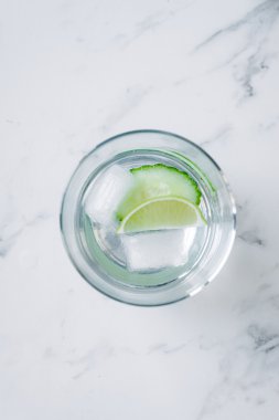 cin tonik kireç ve salatalık ile