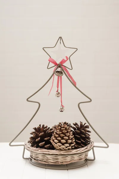 Cesta decorativa de Natal com cones de pinho — Fotografia de Stock