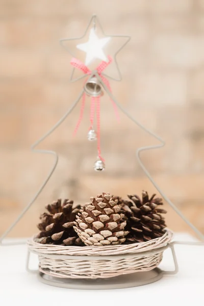 Cesta decorativa de Natal com cones de pinho — Fotografia de Stock