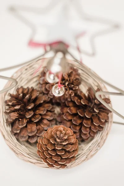 Çam kozalakları ile Noel dekoratif sepet — Stok fotoğraf