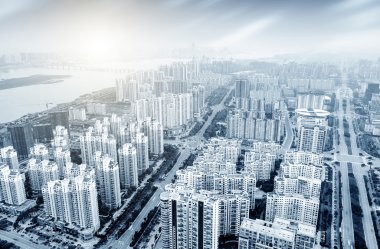 Alacakaranlıkta şehrin havadan görünüşü