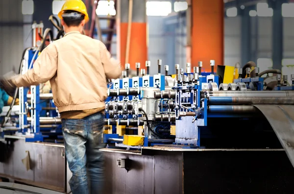 Çelik fabrikası işçileri iş başında. — Stok fotoğraf