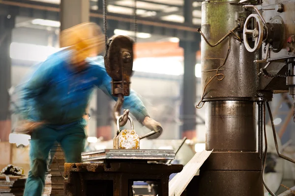 Fabrikarbeiter arbeiten in — Stockfoto