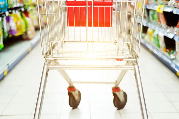 Nákupní košík supermarketu — Stock fotografie