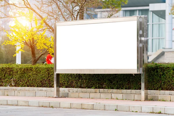 Panel publicitario en blanco en una calle —  Fotos de Stock