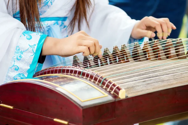 Girl playing classical Chinese instruments — Stock Photo, Image