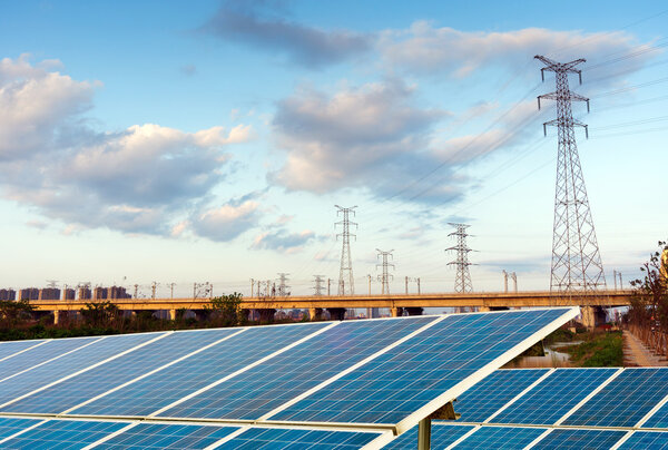 Солнечные панели и высокая башня
