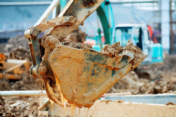 La excavadora está dragando — Foto de Stock