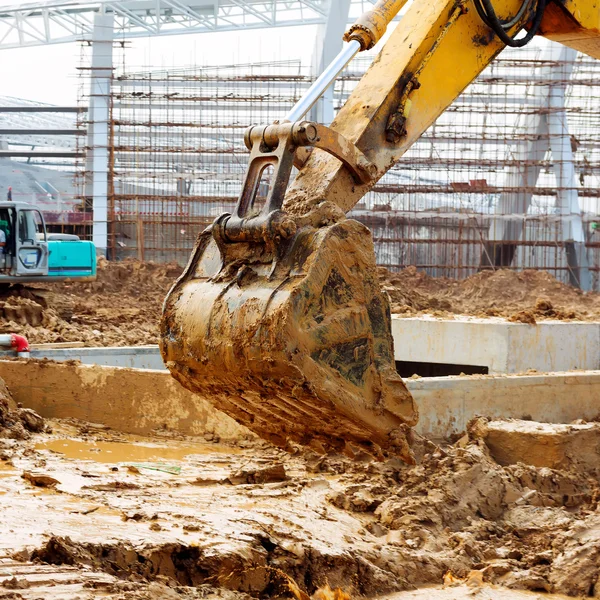 La excavadora está dragando — Foto de Stock