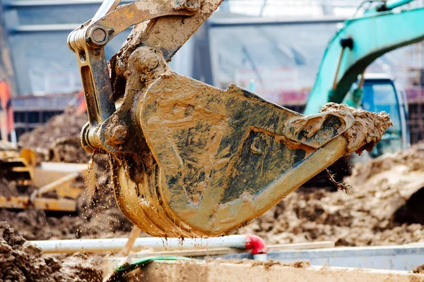 The excavator is dredging — Stock Photo, Image