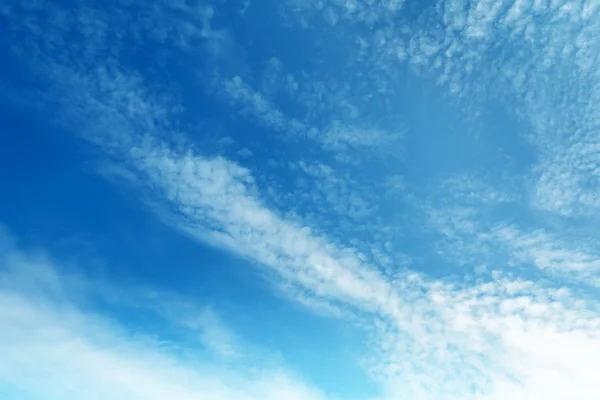 Cielo blu come sfondo di nuvole bianche — Foto Stock