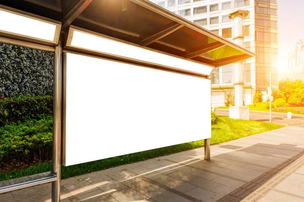 Panneaux publicitaires urbains en bordure de route — Photo