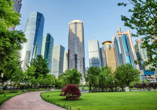 Parques e arquitetura moderna — Fotografia de Stock