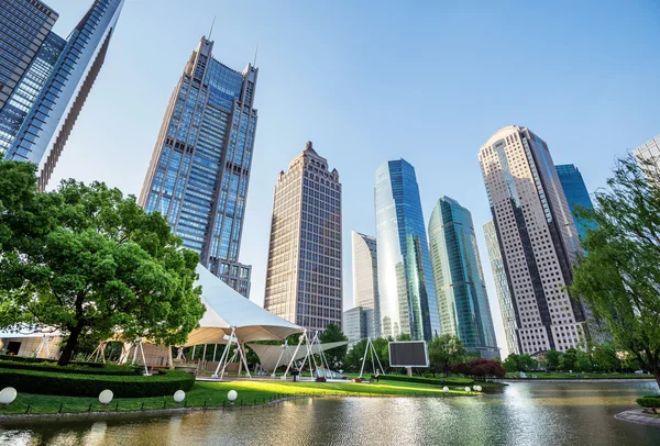 Parques e arquitetura moderna — Fotografia de Stock