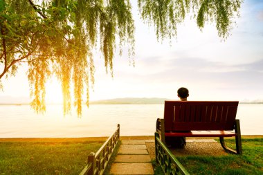 Hangzhou West Lake gün batımını izlemek için