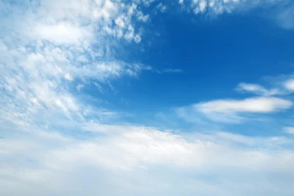 Cielo blu e nuvole bianche che sbocciano — Foto Stock