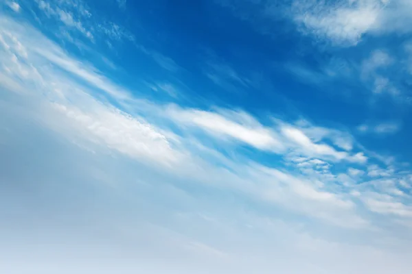 Cielo blu e nuvole bianche che sbocciano — Foto Stock