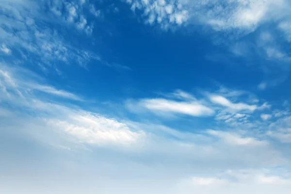 Blauwe hemel en witte wolken bloei Rechtenvrije Stockfoto's