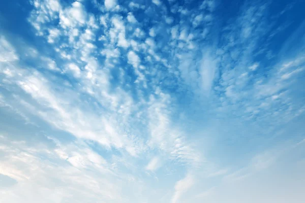 Μπλε ουρανό και άσπρα σύννεφα άνθηση Εικόνα Αρχείου