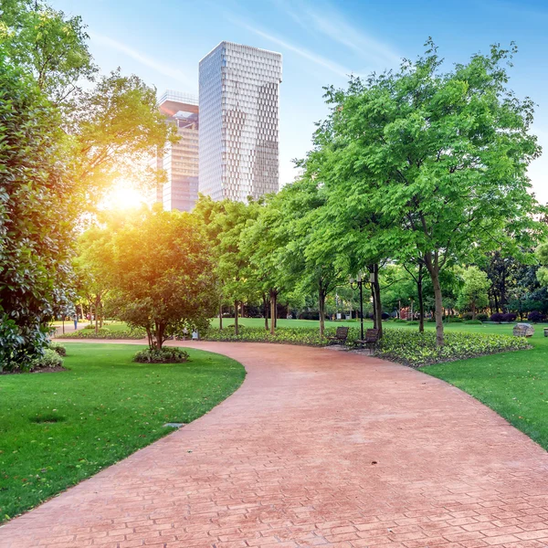 Parques e arquitetura moderna — Fotografia de Stock