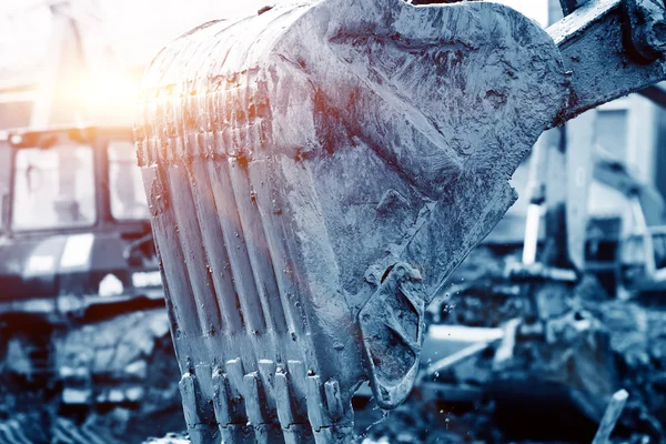 Werkende graafmachine, blauwe Toon afbeelding. — Stockfoto