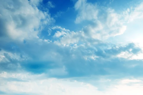 Céu azul e nuvens brancas fundo — Fotografia de Stock