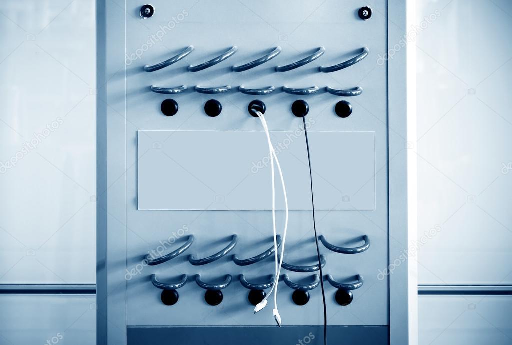 Cocina moderna interior con estanterías vacías y sillas en el techo