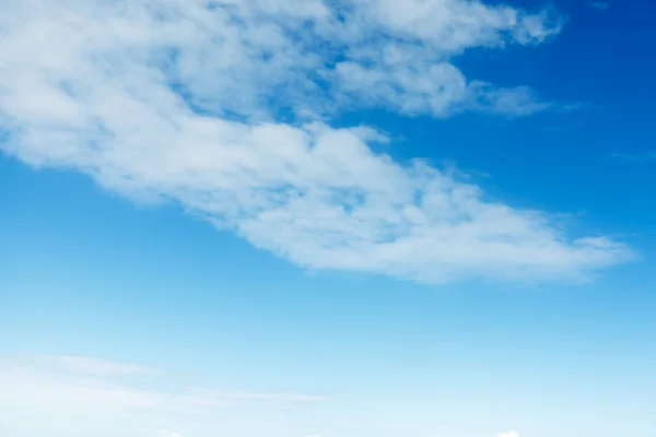 Cielo azul y fondo de nubes blancas — Foto de Stock