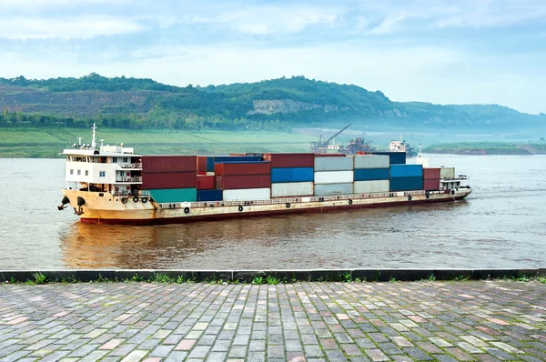 Çin ve Yangtze Nehri kargo gemisi — Stok fotoğraf