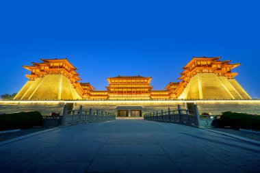 Yingtian Gate, Sui ve Tang Hanedanlıklarının Luoyang şehrinin güney kapısı. 605 yılında inşa edilmiş..