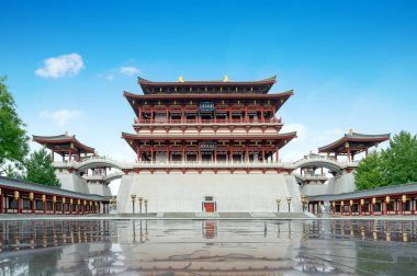 The Ziyun Tower was built in 727 AD and is the main building of the Datang Furong Garden, Xi'an, China.Translation: